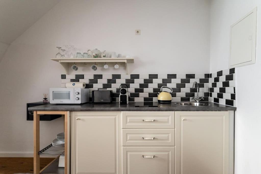 Ferienwohnung Neat 1Br Duplex By Metro And Center By Hm Wien Exterior foto